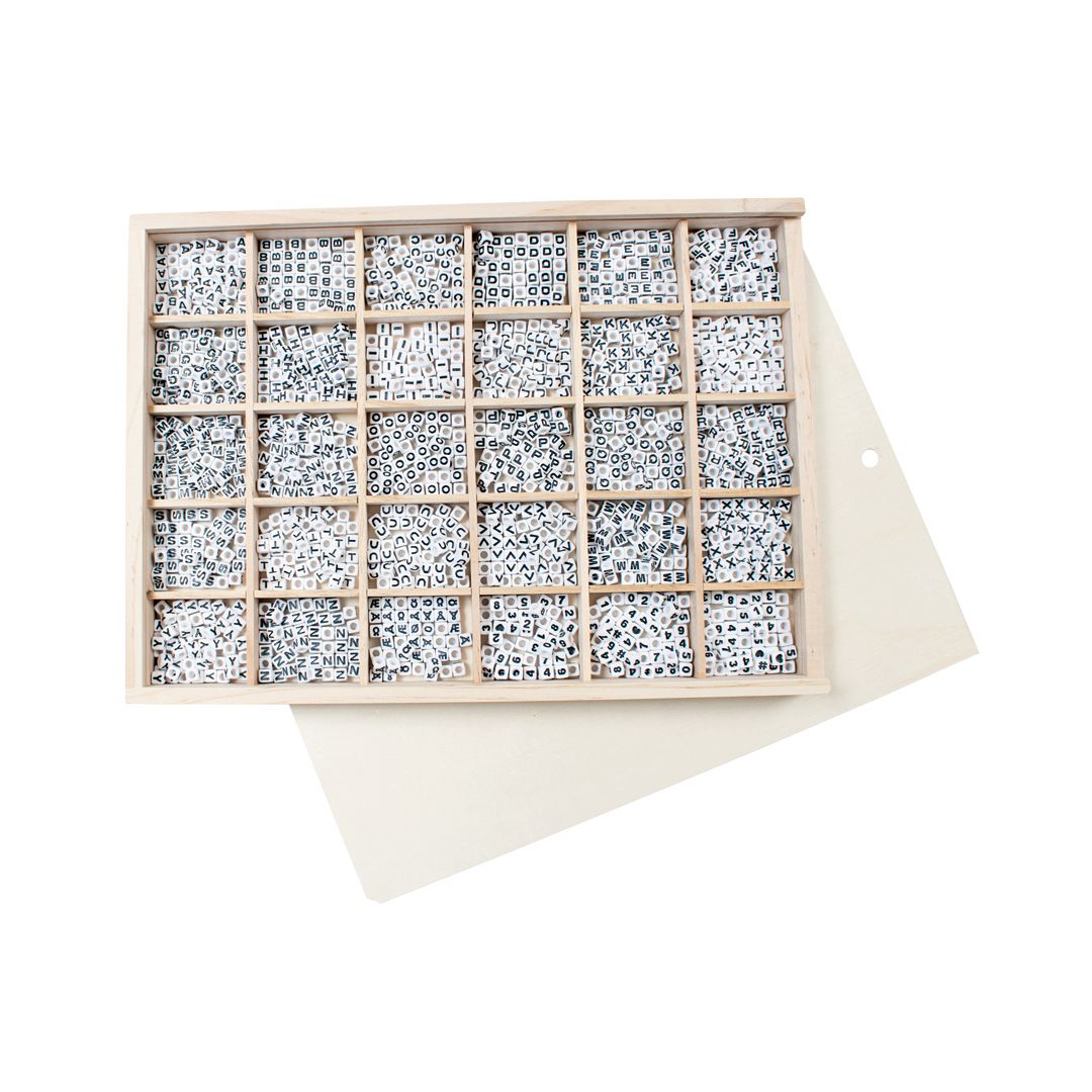 PLAYBOX Bokstavspärlor i trälåda 1500/fp | Skola och förskola - Hobbymaterial - Pärlor | Kontorsexperten