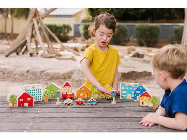 Småstaden i trä 20 delar | Skola och förskola - Lekmaterial - Bygglek, konstruktion och mosaik | Kontorsexperten